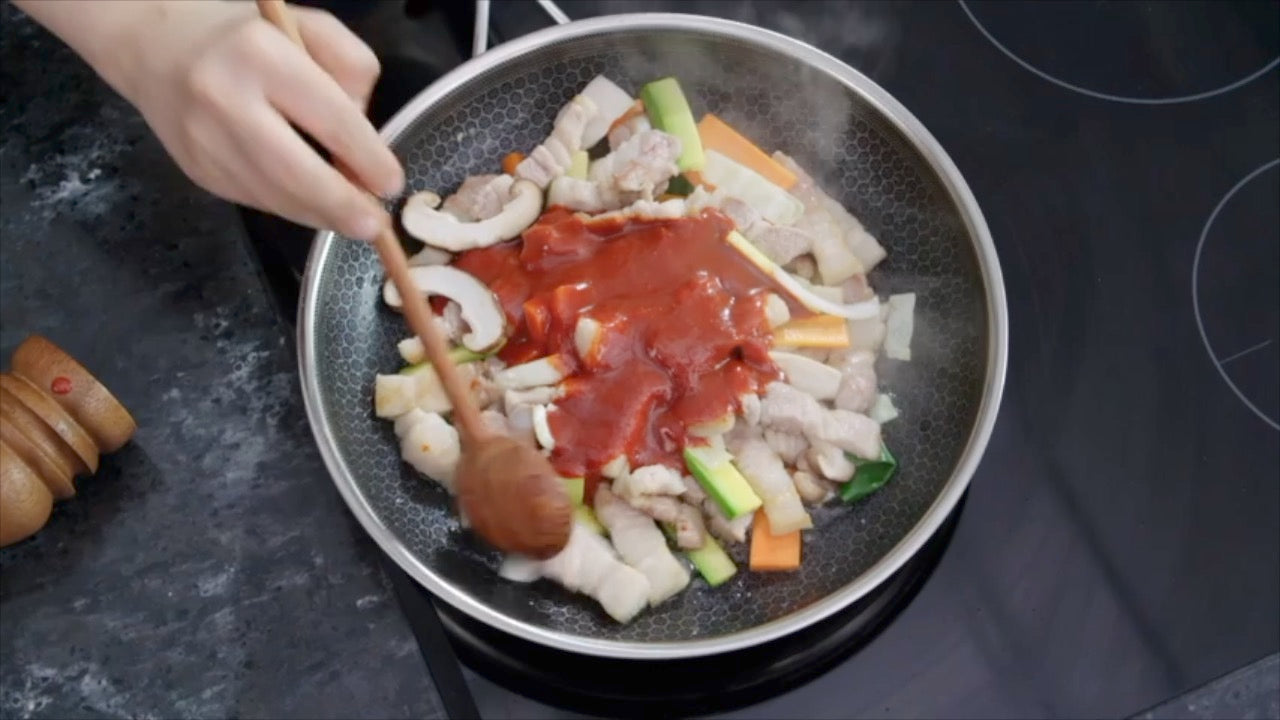 Food cooking in Cook Cell non-stick frying pan